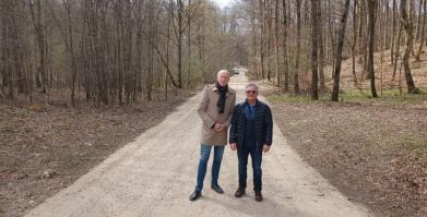 Burmistrz Barwic Mariusz Kieling oraz Paweł Pabin w trakcie odbioru inwestycji
