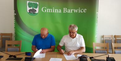 na zdjęciu Z-ca Burmistrza Barwic i Andrzej Werner podpisują umowę