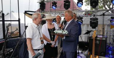 Laureaci konkursu na najładniejszy samochód rajdu przyjmujący nagrodę z rąk Zastępcy Burmistrza Barwic Roberta Zborowskiego 