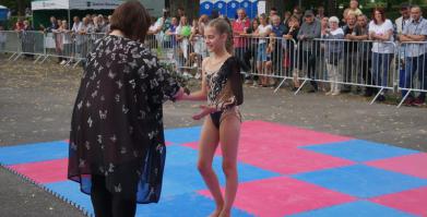 Dyrektor OKiT Dorota Niedziela wręcza upominek po pokazie gimnastyki artystycznej w wykonaniu Leny Rakowskiej 