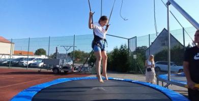 dziewczynka na trampolinie
