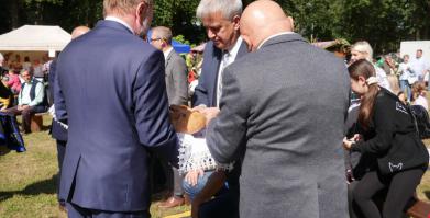Na zdjęciu Z-ca Burmistrza Barwic Robert Zborowski łamiący chleb dożynkowy