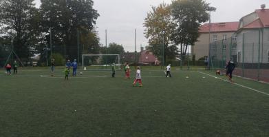 młodzi piłkarze podczas ETS na Orliku w Barwicach