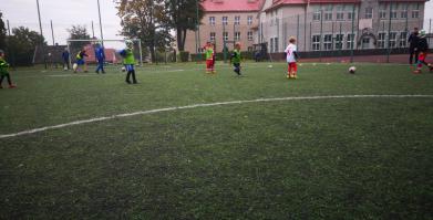 młodzi piłkarze podczas ETS na Orliku w Barwicach