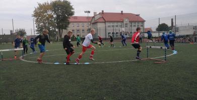 młodzi piłkarze podczas ETS na Orliku w Barwicach 