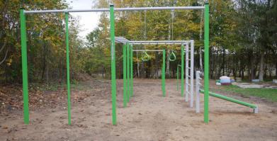 Na zdjęciu doposażenie miejsca rekreacji w miejscowości Sulikowo.