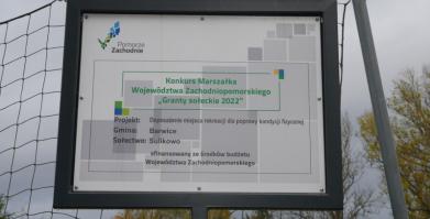 Na zdjęciu tablica z informacją o otrzymanym Grancie Sołeckim w konkursie Marszałka Województwa Zachodniopomorskiego.