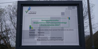 Na zdjęciu tablica z informacją o otrzymanym Grancie Sołeckim w konkursie Marszałka Województwa Zachodniopomorskiego.