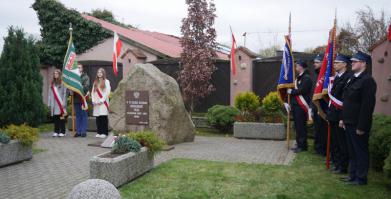 na zdjęciu poczty sztandarowe Ochotniczych Straży Pożarnych oraz poczet sztandarowy SP Barwice przy pomniku na Placu Wolności