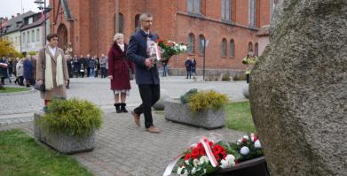na zdjęciu Delegacja Rady Miejskiej w Barwicach wraz z Przewodniczącym RM Piotrem Małkiem podczas składania kwiatów pod pomikiem
