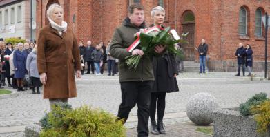 na zdjęciu Delegacja MGOPS, WTZ i Senior + w Barwicach składająca kwiaty pod pomnikiem
