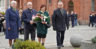 na zdjęciu Delegacja Koła Emerytów i Rencistów w Barwicach składająca kwiaty pod pomnikiem
