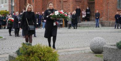 na zdjęciu Delegacja Zakładu Gospodarki Mieszkaniowej w Barwicach składająca kwiaty pod pominikem