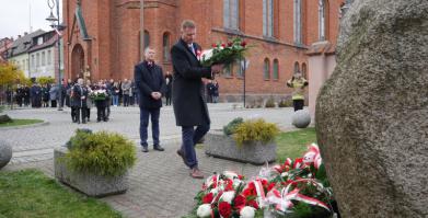 na zdjęciu Delegacja Komitetu Prawa i Sprawiedliwości w Barwicach składająca kwiaty pod pomnikiem