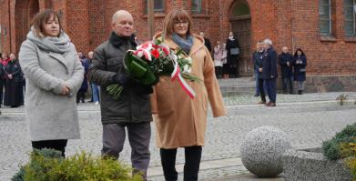 na zdjęciu Delegacja Ośrodka Kultury i Turystyki w Barwicach składająca kwiaty pod pomnikiem