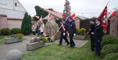 na zdjęciu poczty sztandarowe Ochotniczych Straży Pożarnych oraz poczet sztandarowy SP Barwice przy pomniku na Placu Wolności