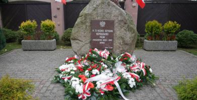 na zdjęciu pomnik na Placu Wolności w Barwicach wraz ze złożonymi pod nim kwiatami
