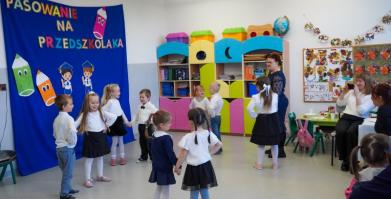 Pasowanie przedszkolaków w Szkole Podstawowej w Starym Chwalimiu