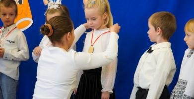 Pasowanie przedszkolaków w Szkole Podstawowej w Starym Chwalimiu