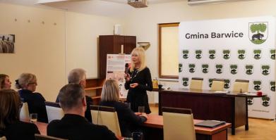 Szkolenie służb pomocowych z udziałem sędzi Anny Marii Wesołowskiej w Dworze Pomorskim w Luboradzy