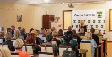 Szkolenie służb pomocowych z udziałem sędzi Anny Marii Wesołowskiej w Dworze Pomorskim w Luboradzy