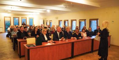 Szkolenie służb pomocowych z udziałem sędzi Anny Marii Wesołowskiej w Dworze Pomorskim w Luboradzy