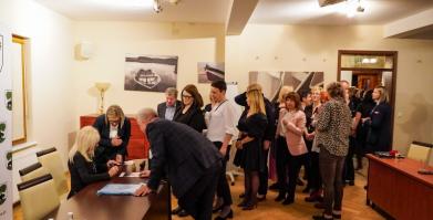 Szkolenie służb pomocowych z udziałem sędzi Anny Marii Wesołowskiej w Dworze Pomorskim w Luboradzy