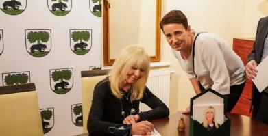 Szkolenie służb pomocowych z udziałem sędzi Anny Marii Wesołowskiej w Dworze Pomorskim w Luboradzy