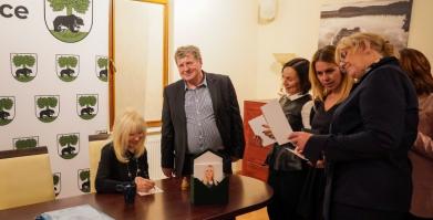 Szkolenie służb pomocowych z udziałem sędzi Anny Marii Wesołowskiej w Dworze Pomorskim w Luboradzy