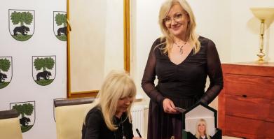 Szkolenie służb pomocowych z udziałem sędzi Anny Marii Wesołowskiej w Dworze Pomorskim w Luboradzy