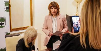 Szkolenie służb pomocowych z udziałem sędzi Anny Marii Wesołowskiej w Dworze Pomorskim w Luboradzy