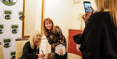 Szkolenie służb pomocowych z udziałem sędzi Anny Marii Wesołowskiej w Dworze Pomorskim w Luboradzy