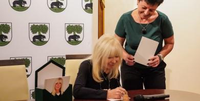 Szkolenie służb pomocowych z udziałem sędzi Anny Marii Wesołowskiej w Dworze Pomorskim w Luboradzy