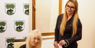 Szkolenie służb pomocowych z udziałem sędzi Anny Marii Wesołowskiej w Dworze Pomorskim w Luboradzy