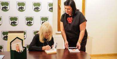 Szkolenie służb pomocowych z udziałem sędzi Anny Marii Wesołowskiej w Dworze Pomorskim w Luboradzy