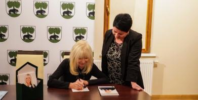 Szkolenie służb pomocowych z udziałem sędzi Anny Marii Wesołowskiej w Dworze Pomorskim w Luboradzy