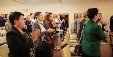 Szkolenie służb pomocowych z udziałem sędzi Anny Marii Wesołowskiej w Dworze Pomorskim w Luboradzy