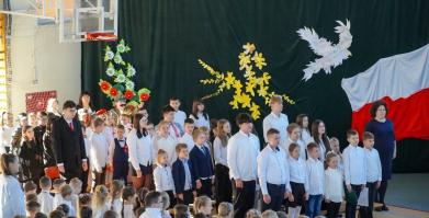 Uroczyste obchody 107. rocznicy odzyskania niepodległości w szkołach