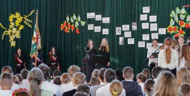 Uroczyste obchody 107. rocznicy odzyskania niepodległości w szkołach