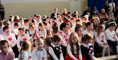 Uroczyste obchody 107. rocznicy odzyskania niepodległości w szkołach