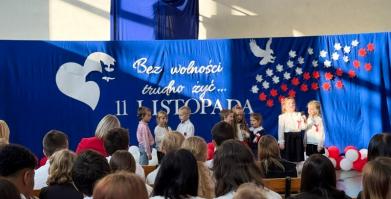 Uroczyste obchody 107. rocznicy odzyskania niepodległości w szkołach
