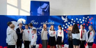 Uroczyste obchody 107. rocznicy odzyskania niepodległości w szkołach