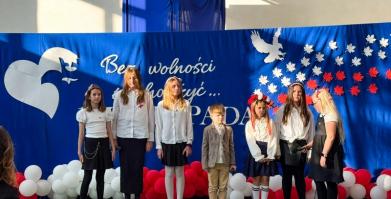 Uroczyste obchody 107. rocznicy odzyskania niepodległości w szkołach