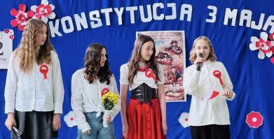 Uczniowie SP w St. Chwalimiu podczas akademii z okazji święta Konstytucji 3 maja