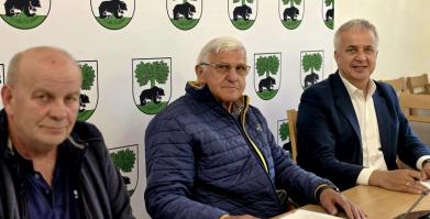 Na zdjęciu Burmistrz Barwic oraz przedstawiciel nadzoru budowlanego oraz wykonawcy modernizacji Placu Mickiewicza