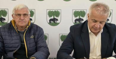 Na zdjęciu Burmistrz Barwic oraz przedstawiciel nadzoru budowlanego
