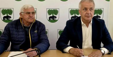 Na zdjęciu Burmistrz Barwic oraz przedstawiciel nadzoru budowlanego 
