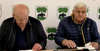 Na zdjęciu przedstawiciel nadzoru budowlanego oraz wykonawcy modernizacji Placu Mickiewicza