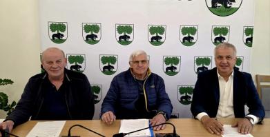 Na zdjęciu Burmistrz Barwic oraz przedstawiciel nadzoru budowlanego oraz wykonawcy modernizacji Placu Mickiewicza