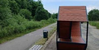 nowe ławki przy ścieżce rowerowej